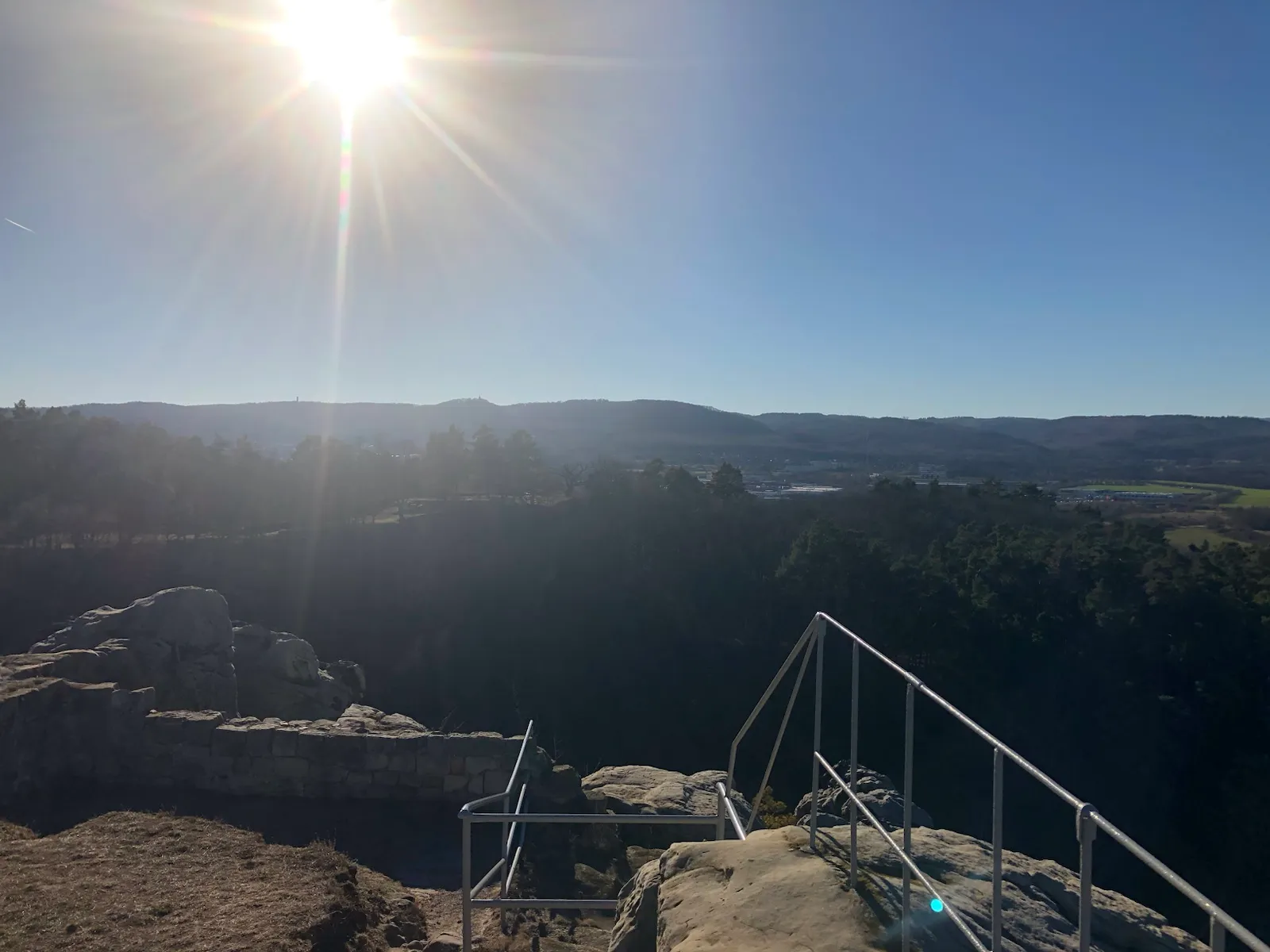 Sonnenblick über Felsen und Harzlandschaft bei Blankenburg