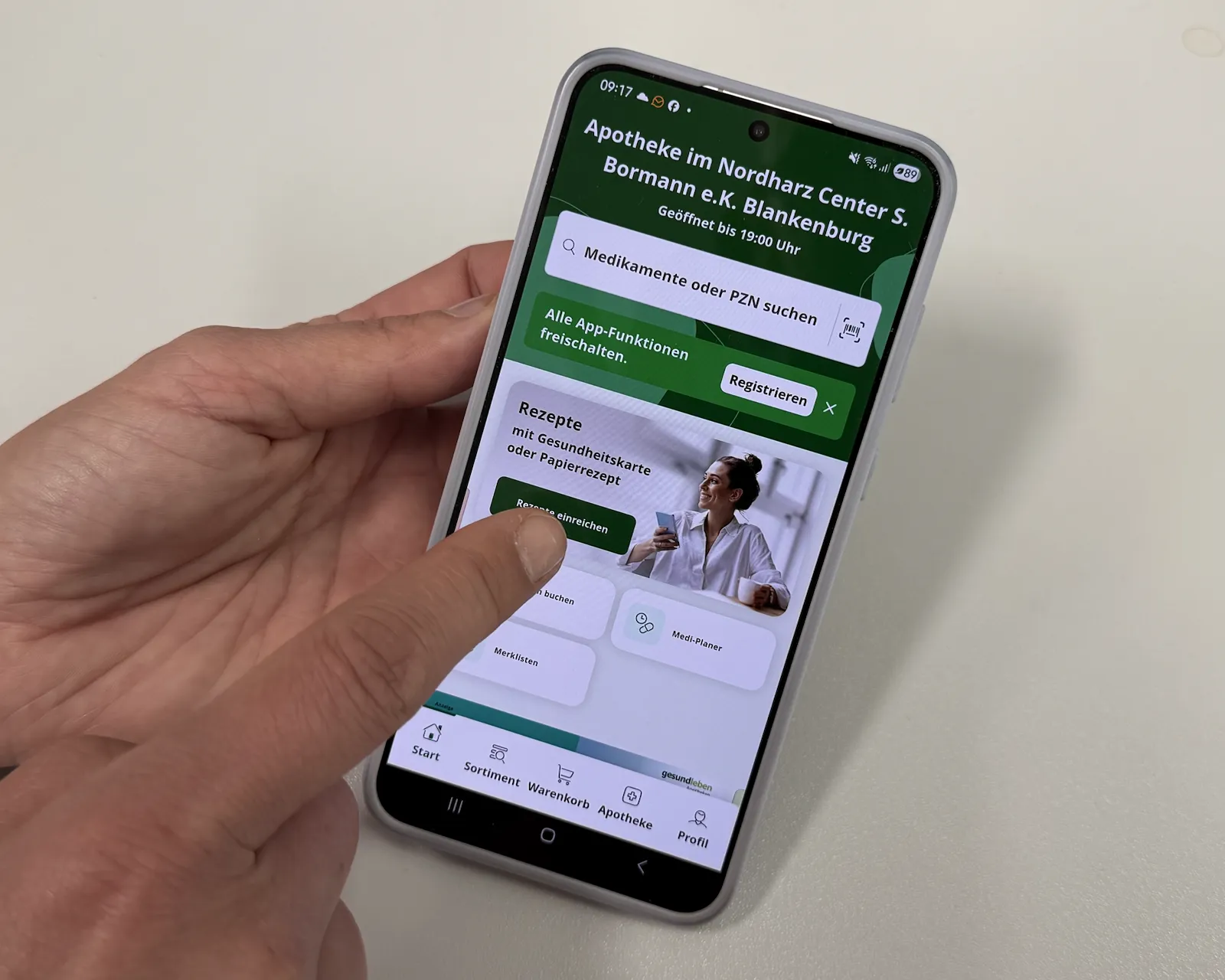 Smartphone mit geöffneter ApoNoHa-App in der Hand
