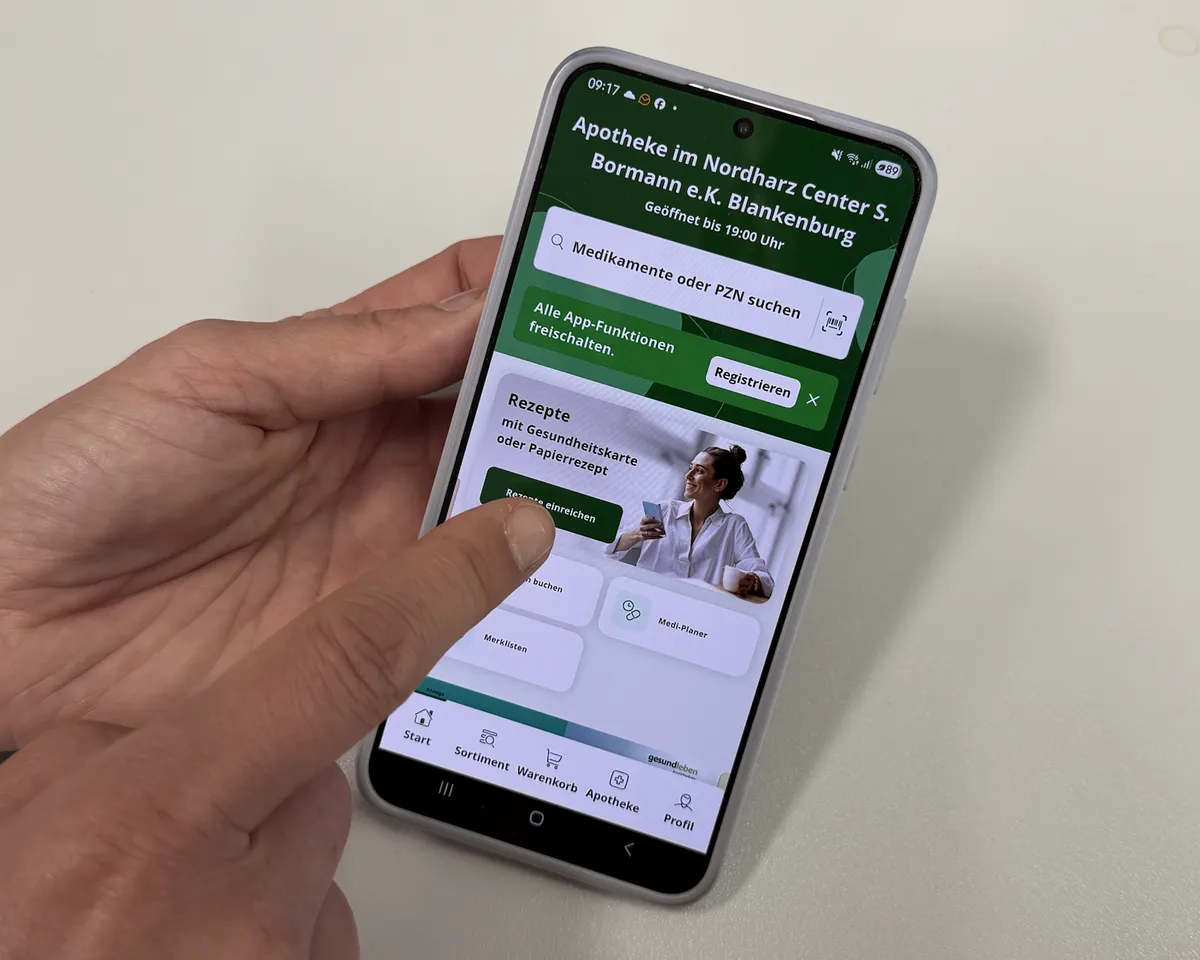 Smartphone mit geöffneter ApoNoHa-App in der Hand