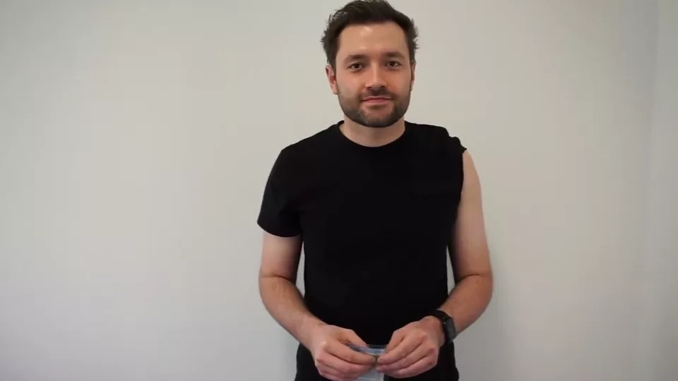 Demonstration der schmerzarmen Blutabnahme am Oberarm mit dem Tasso-System